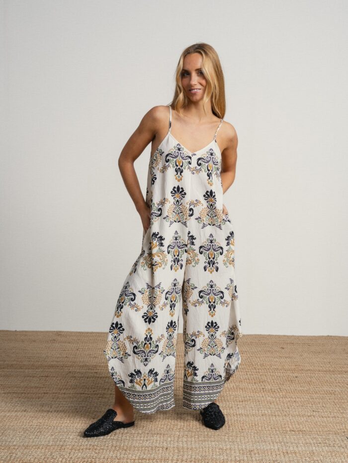 El mono largo de SMF presenta tirantes finos, escote en V y pierna ancha, con estampado boho, ideal para looks cómodos y veraniegos.