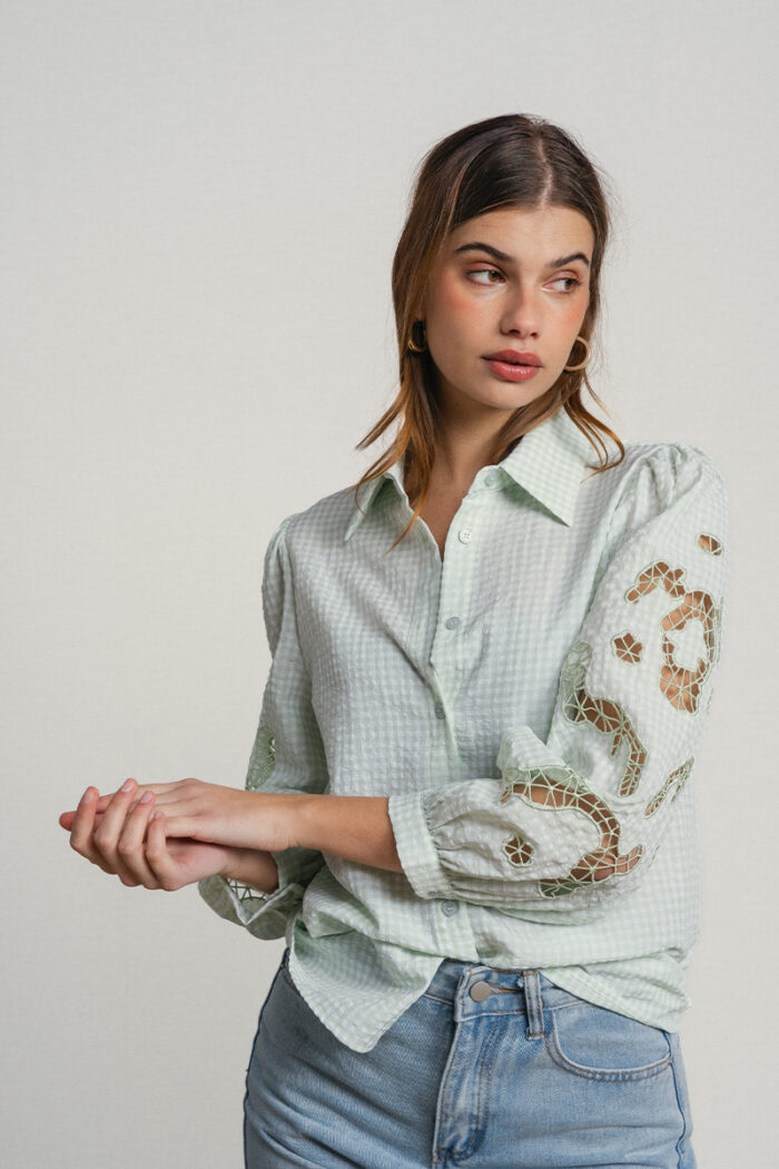 Smf Camisa Con Bordados En Las Mangas
